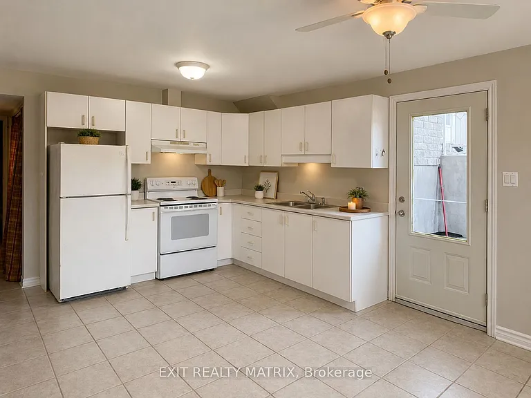 742 Laval St — Photo 3