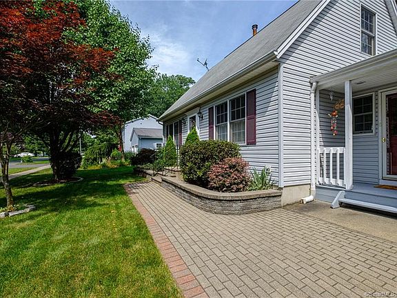 4th image of 68 Franklin Ave