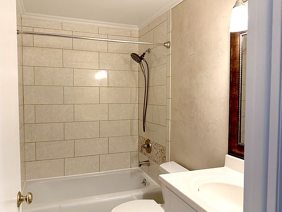 5th image of 10 Carillon Dr