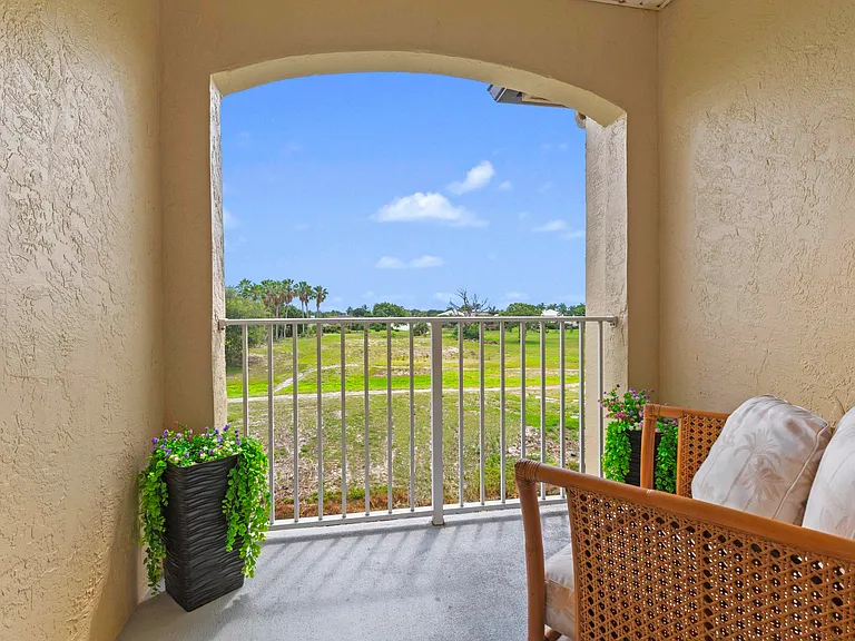 2060 Greenview Shores Blvd #318 — Photo 5