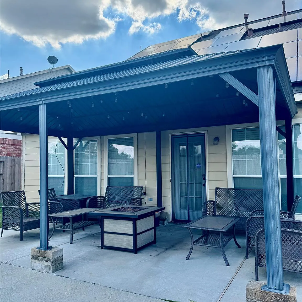 4 bed, 2.5 bath, 2457 sqft, $3,200 — Photo 1