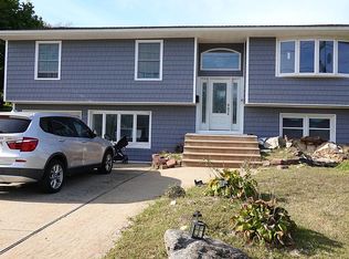 322 Kansas St, Lindenhurst, NY 11757