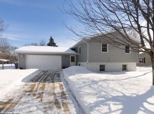 2325 25th St SW, Cedar Rapids, IA 52404