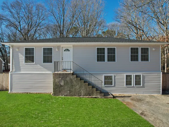 18 Fife Drive, Coram, NY 11727