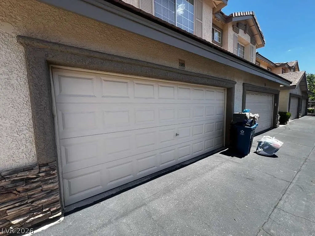 3 bed, 2.5 bath, 1697 sqft, $2,350 — Photo 2