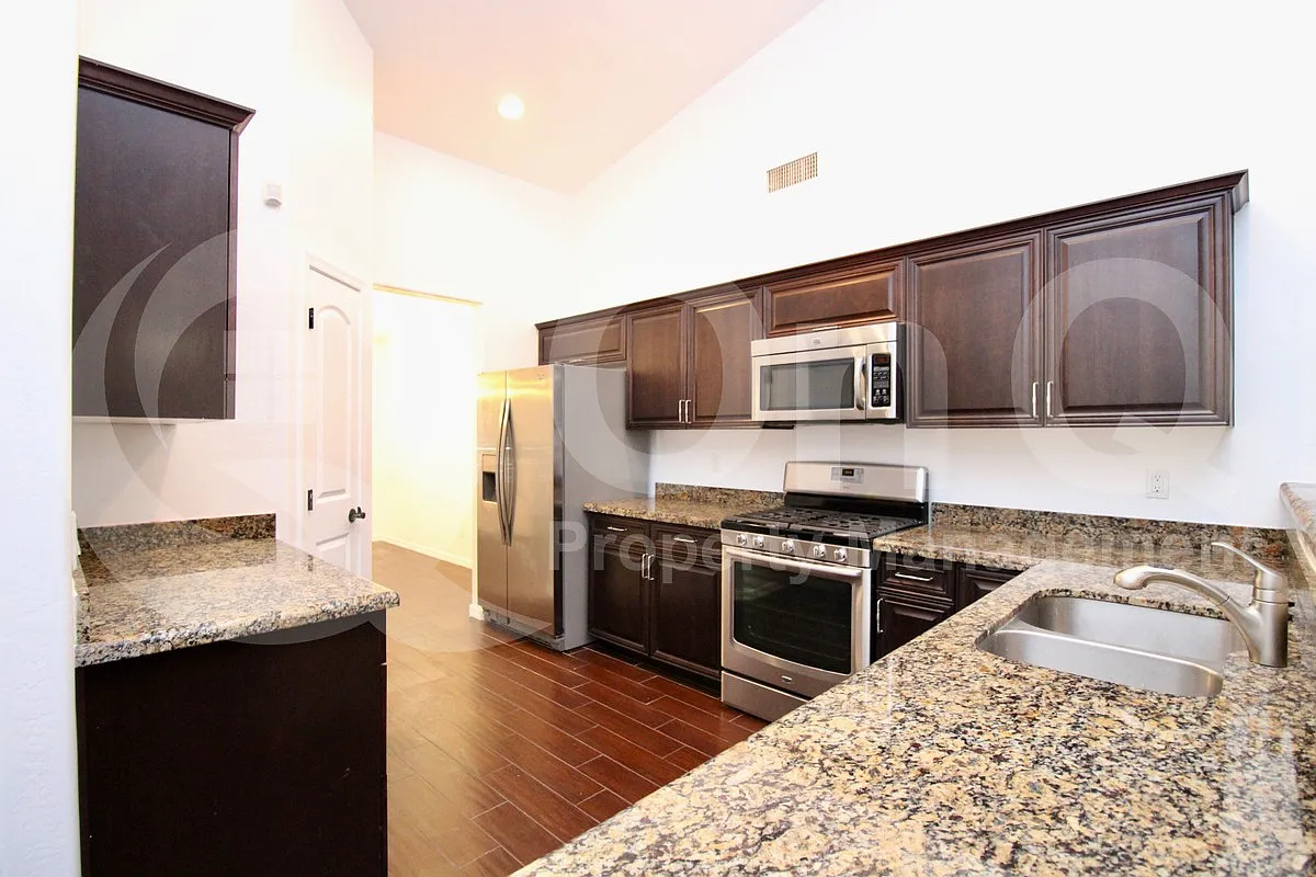 3 bed, 2.0 bath, 1843 sqft, $2,300 — Photo 3
