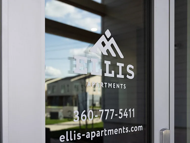 Ellis Apartments — Photo 11