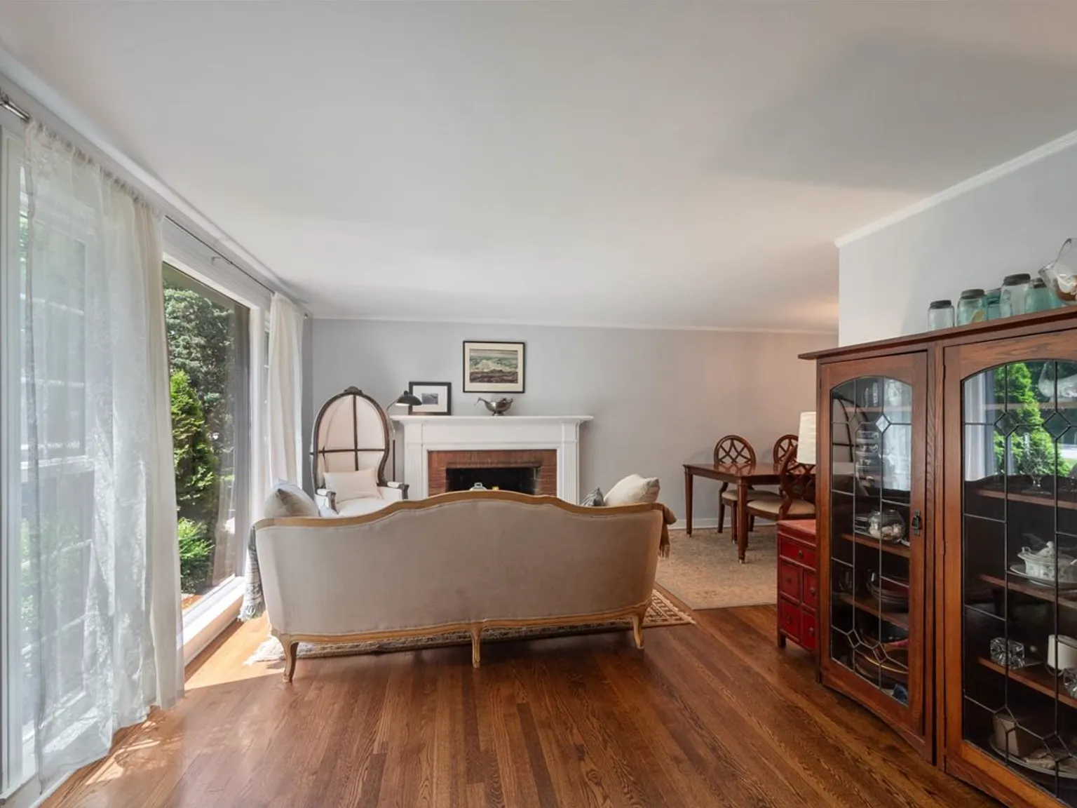 4 bed, 1.5 bath, 1850 sqft, $3,500 — Photo 2