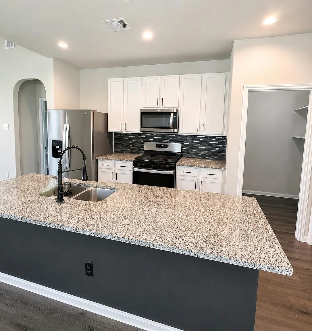 4 bed, 2.5 bath, 2327 sqft, $2,190 — Photo 2