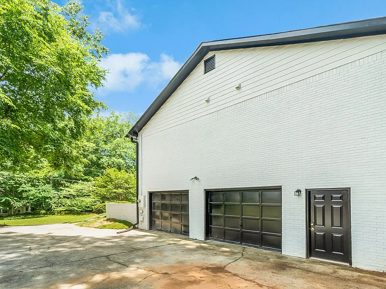 745 Greenwood Ln SW — Photo 11