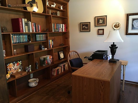 Office w/built-in bookshelve