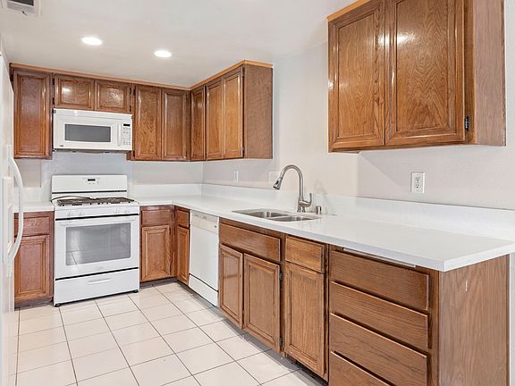 3rd image of 1063 Las Rosas Ct
