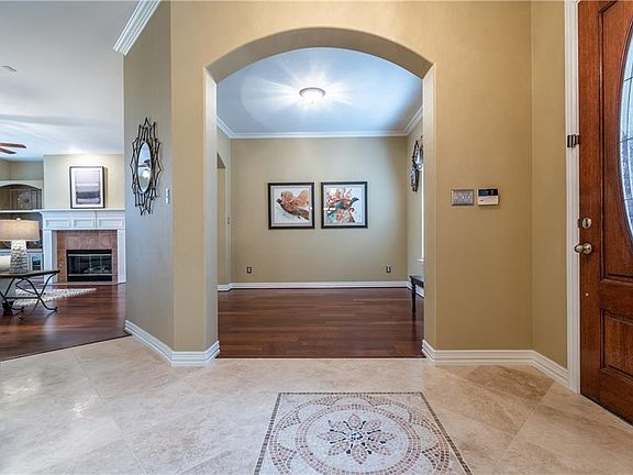 5th image of 1801 E Branch Hollow Dr