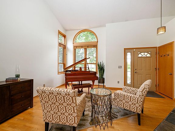 5th image of 3043 Meadow Brook Ct