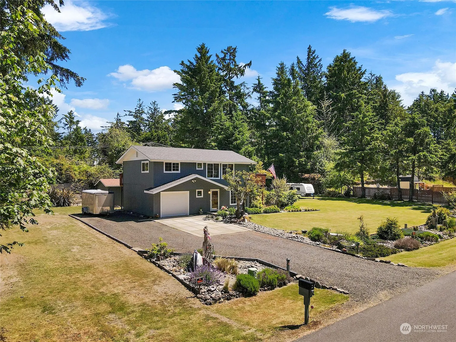 910 Discovery Avenue SE photo 1