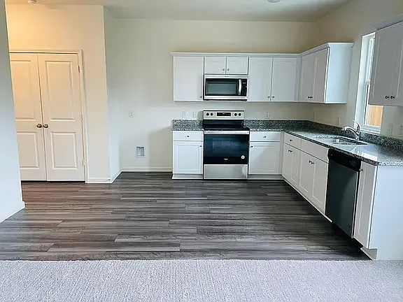 3 bed, 2.5 bath, 1605 sqft, $1,799 — Photo 4