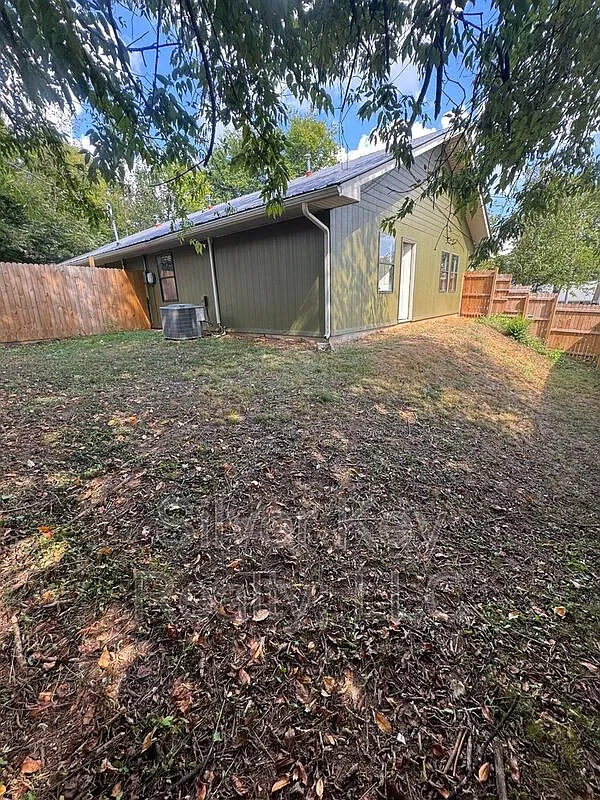2 bed, 1.0 bath, $1,095 — Photo 3