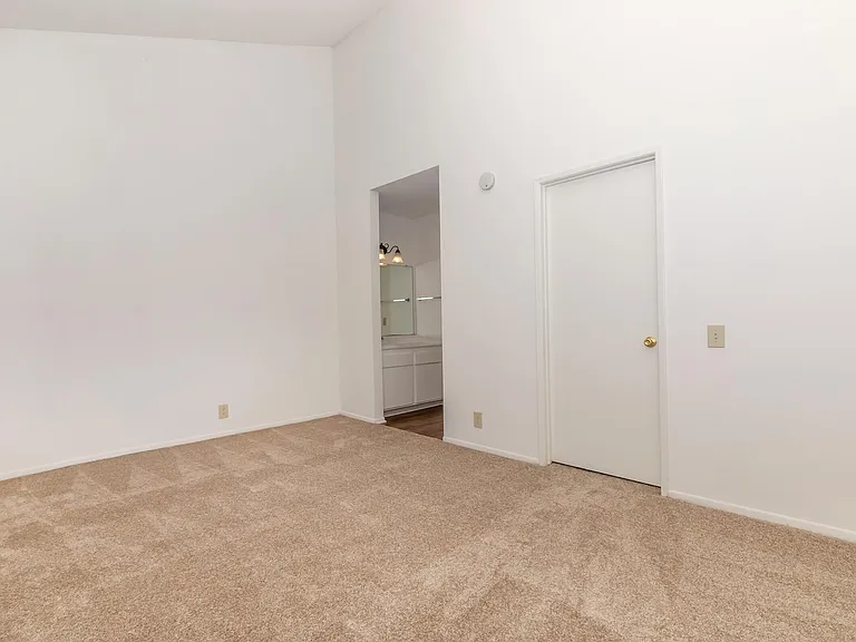 Huntington Lakes Apartments — Photo 14