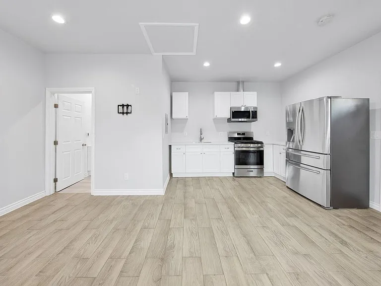 8459 Omelveny Ave — Photo 14