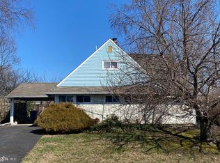 22 Robin Hill Ln, Levittown, PA 19055