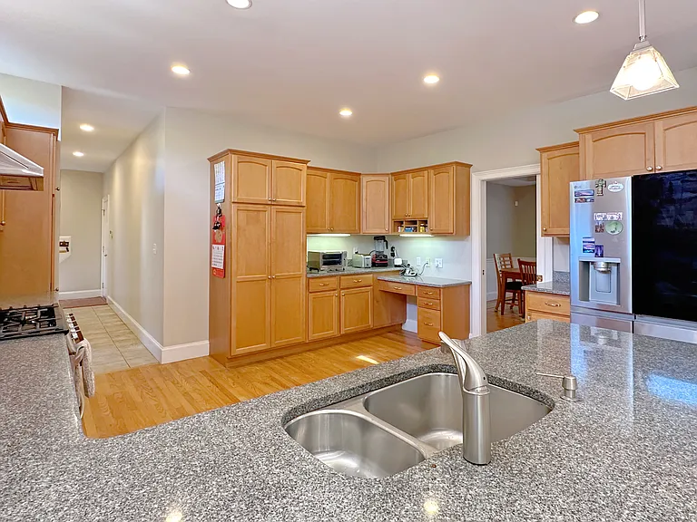 11 Oakland St — Photo 13