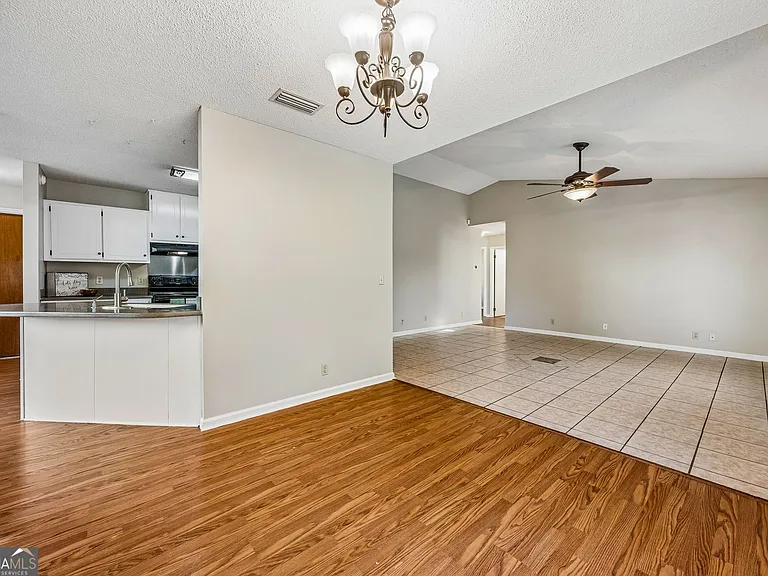 132 Woodvalley Dr — Photo 13