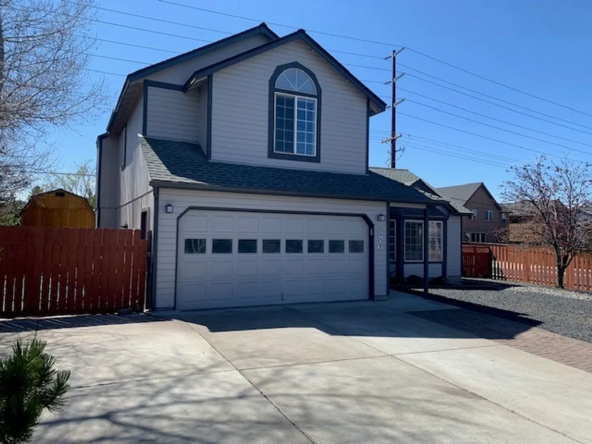 Building Photo - 876 NE Locksley Dr