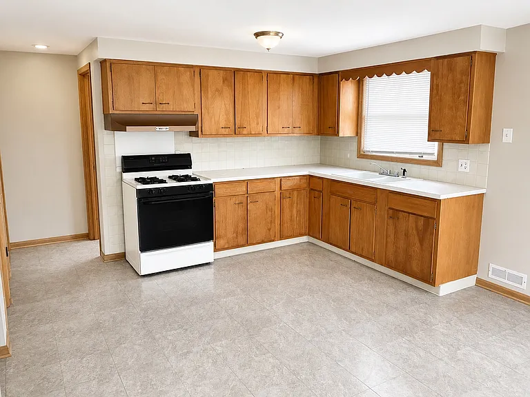 496 Potters Rd #2 — Photo 2