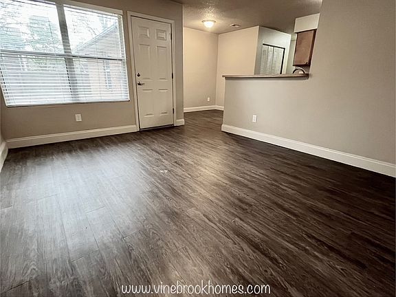5th image of 107 Barrow Ct