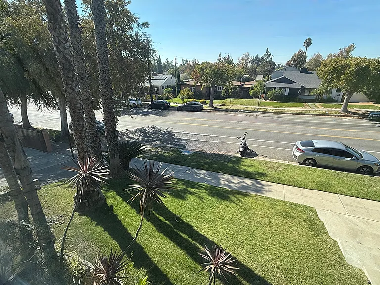 Great location in residential neighborhood of homes. Plenty of parking for guests.