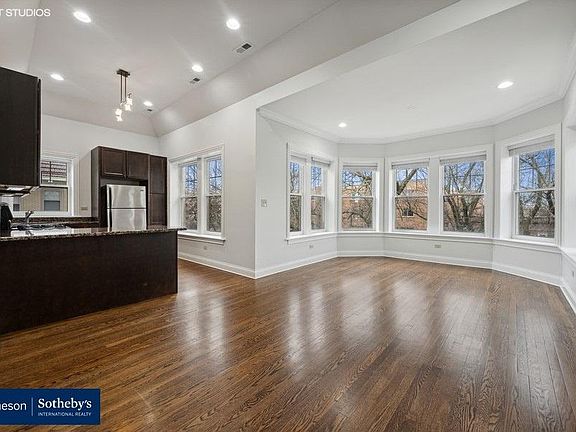 This apartment does not have the tray ceiling