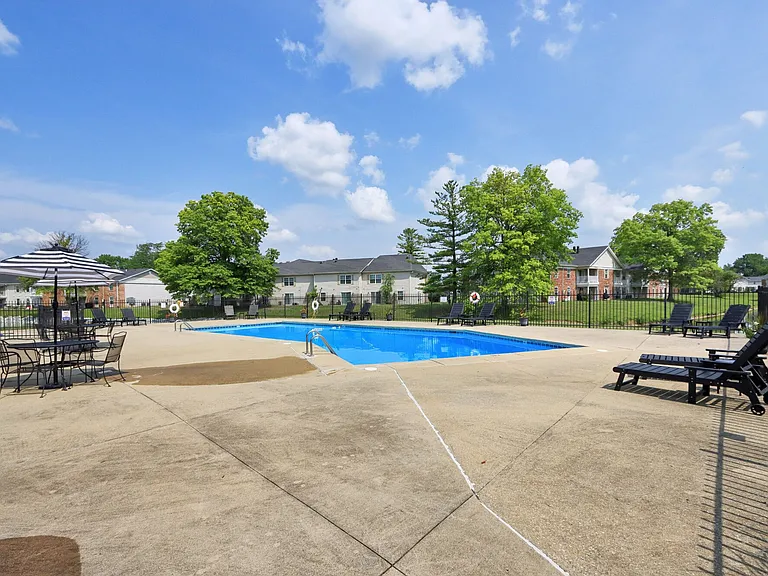 Castleton Manor Apartments — Photo 23