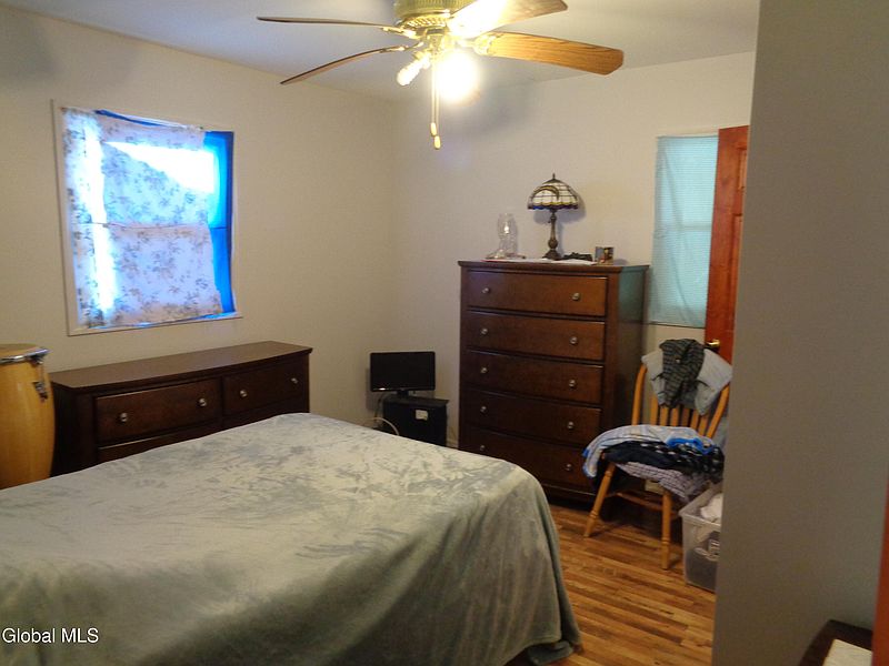 4th image of 476 Bradford Road