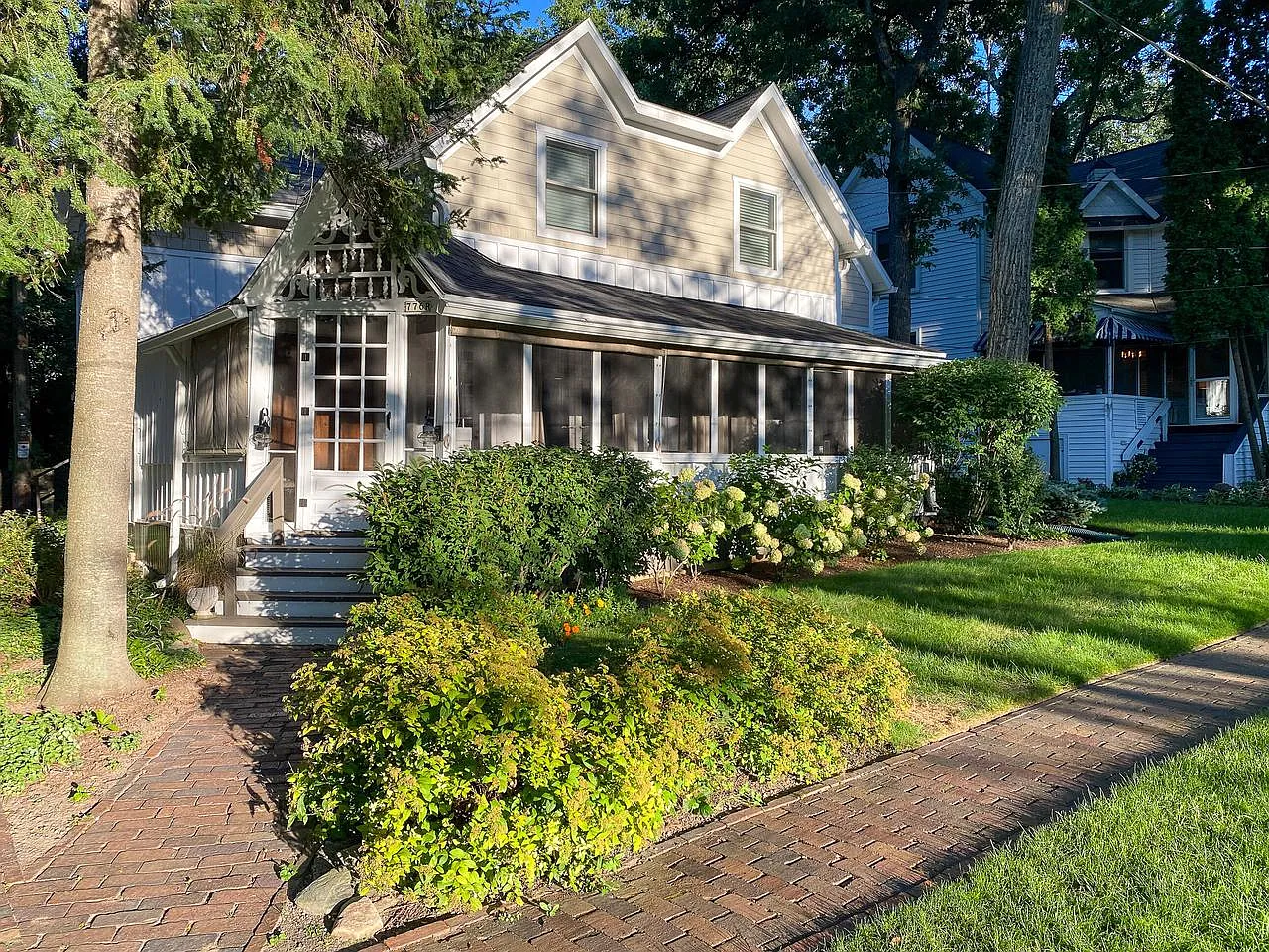 776 South Lakeshore DRIVE #R photo 1