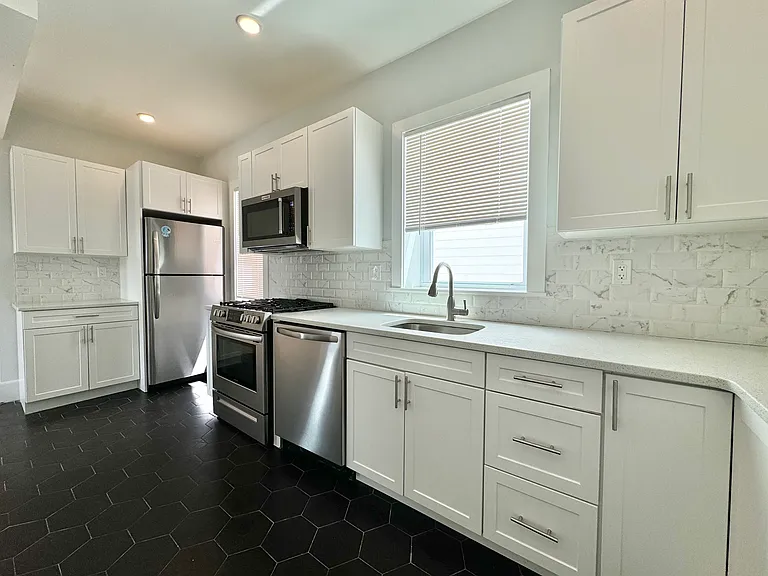 301 Hancock St #3 — Photo 1