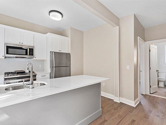 2nd image of 14 Oak St #3