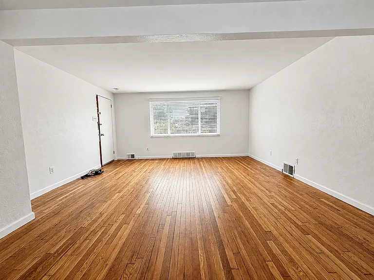 150 Sceneridge Ave #1 — Photo 6