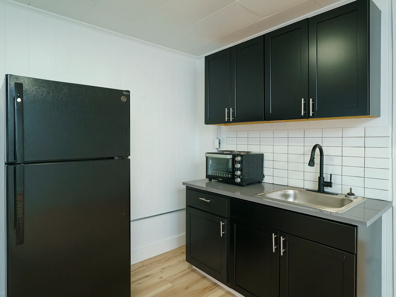 Studio, 300 sqft, $575 — Photo 2