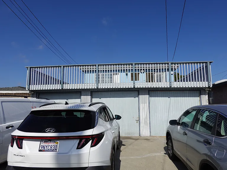 Middle Garage and driveway space for one car