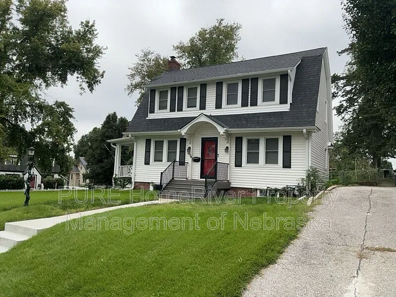4 bed, 2.0 bath, 2220 sqft, $2,699 — Photo 1