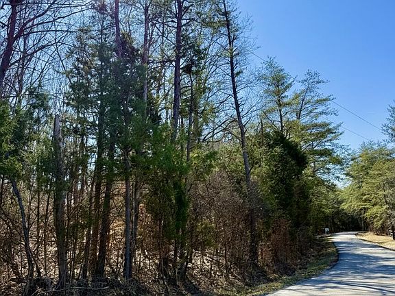 3rd image of 405 Robbin Ln