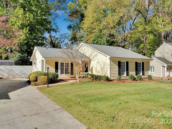 9310 Harps Mill Ct, Charlotte, NC 28270