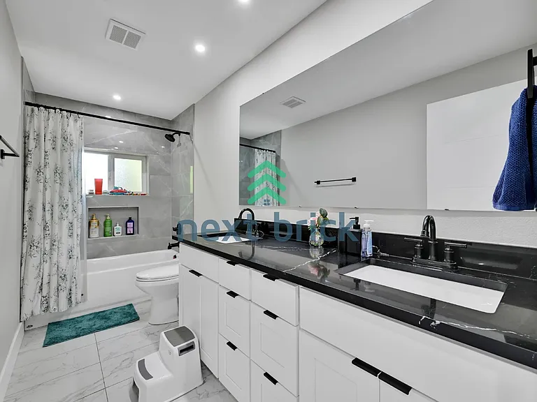 11810 NE 75th St — Photo 17
