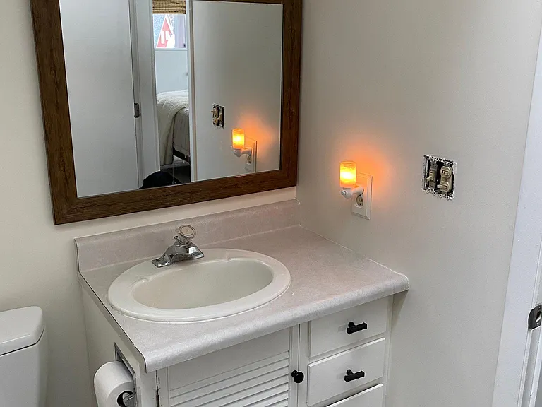 Upstairs: Full bath with tub/shower. Washer/Dryer