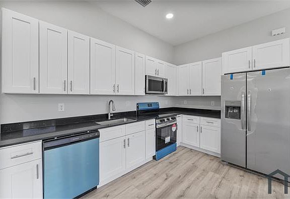 5th image of 556 Sherwood Ave S