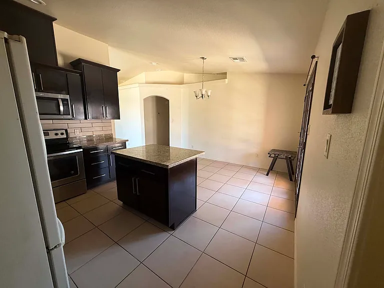 1461 N De La Vara Ave — Photo 5