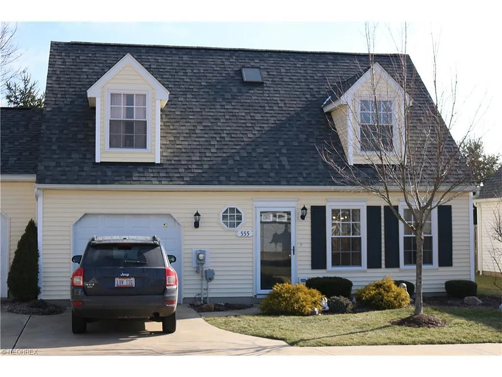 555 Parkside Ln photo 1