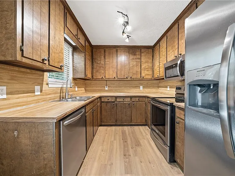 3773 Memorial Pkwy NW — Photo 8