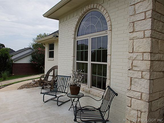 4th image of 2221 Shirley St