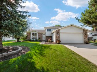 2019 Watertower Pl, Crest Hill, IL 60403